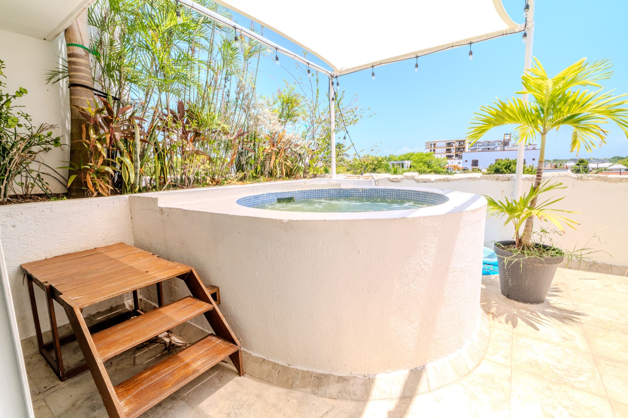 3 Bedroom Central Playa Condo with Private Hot Tub — Playa del Carmen (1)