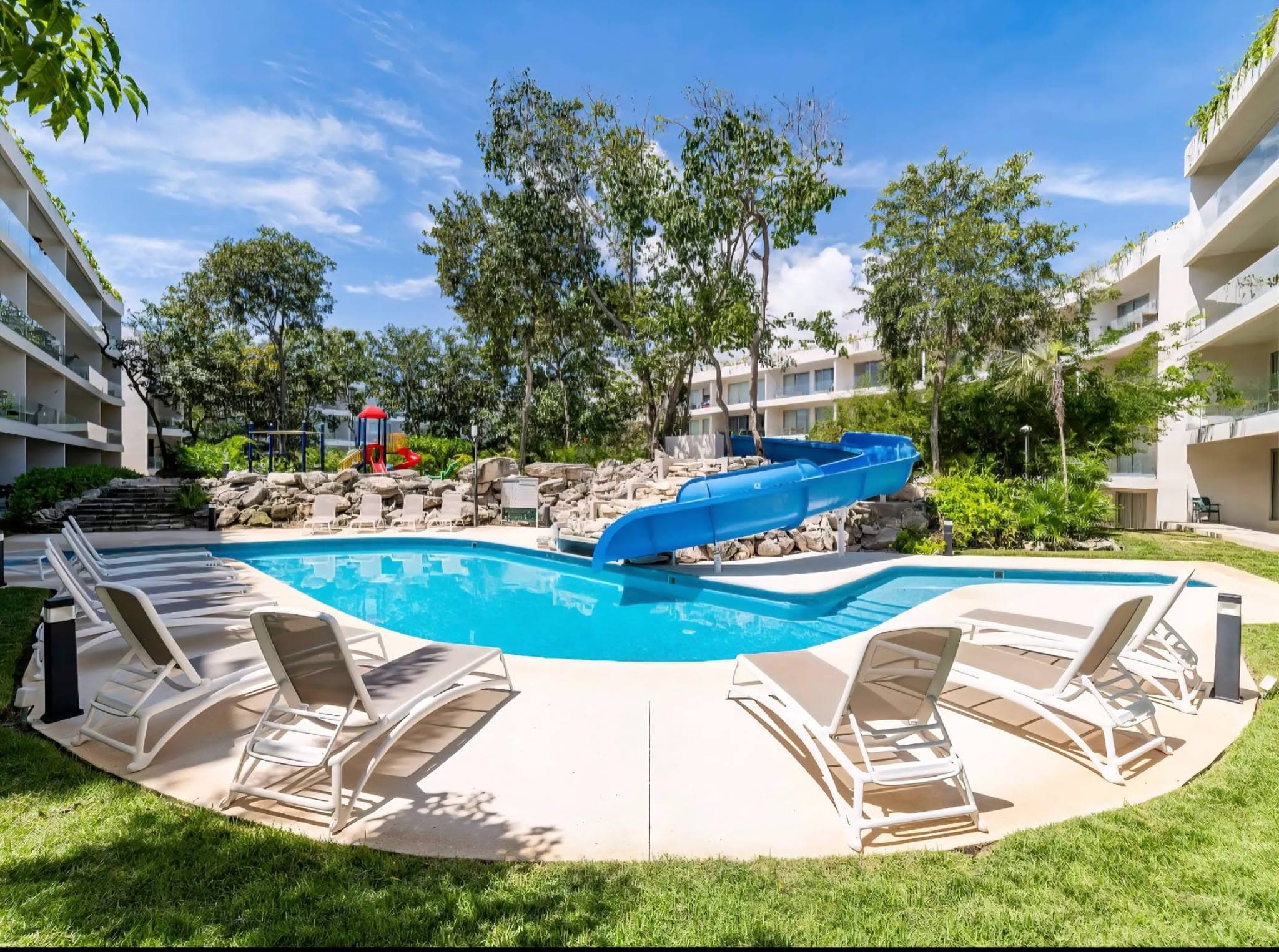 Pool-at-the-leaf-playacar.jpg