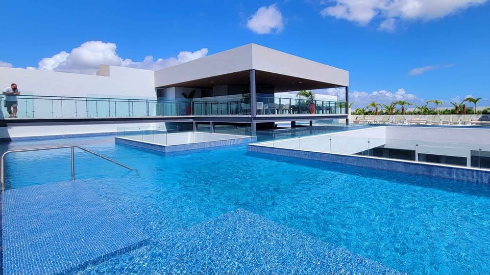 Relax in Style | Luxury 2BR+ Rooftop Pool — photo 1