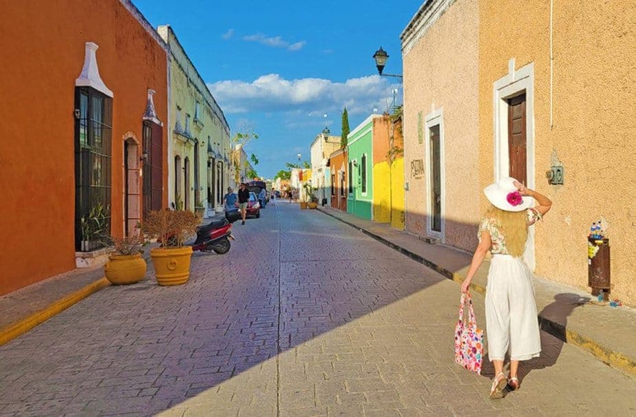 Pastel colonial street (Calzada de los Frailes) in Valladolid, Yucatán